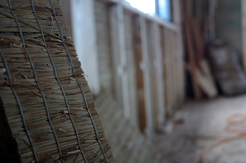 「たたみハウスの壁に埋め込む前の畳（南東リビング壁）」畳ハウスの施工事例写真