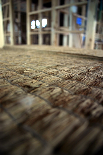「壁に入る前。リビングに積まれた畳床の表面（リビングからウォーキングクローゼット方面）」畳ハウスの施工事例写真
