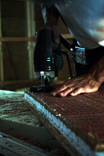 「畳床の切断作業」畳ハウスの施工事例写真