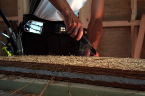 「畳床の切断作業。たまにカッターナイフ。」畳ハウスの施工事例写真