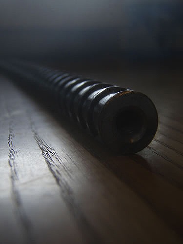 「鉄筋で作っていただいた自転車ハンガーフック（軸にねじ切りしてあって手が込んでいる）」畳ハウスの施工事例写真