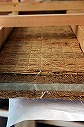 見上げたサンドウィッチ畳床の断面（玄関付近）